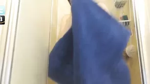 Малышка балуется в душе