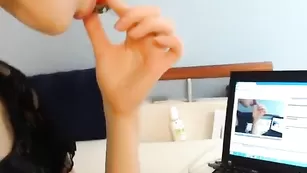 Ажурная малышка с шикарной попой hotty redhead эротично раздевается