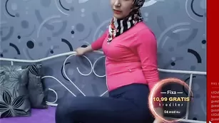 Сексуальная мусульманка Херес Ангел стоит эротично рачком