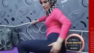 Сексуальная мусульманка Херес Ангел стоит эротично рачком