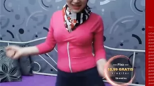 Сексуальная мусульманка Херес Ангел стоит эротично рачком