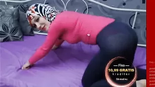 Сексуальная мусульманка Херес Ангел стоит эротично рачком