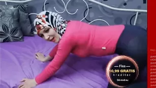 Сексуальная мусульманка Херес Ангел стоит эротично рачком