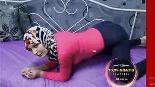 Сексуальная мусульманка Херес Ангел стоит эротично рачком