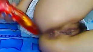 Юная блядь с двумя хвостиками ASweetMaya восхищается волосатой писькой и анальной дрочкой