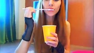 MsLily молоденькая милашка в эротическом наряде