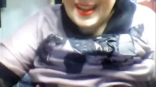 Большая мамочка злата занятно мацает свои громадные прелести