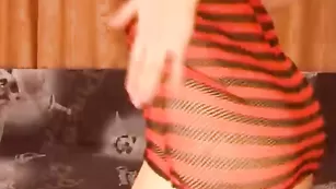 Офигенская сучка в чулках KiraSexxx совращает красивыми ножками