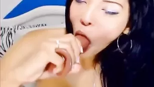 Шикарная брюнеточка gaticahotsexy жадно глотает страпон