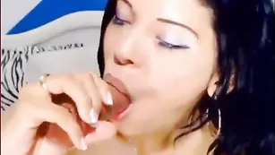 Шикарная брюнеточка gaticahotsexy жадно глотает страпон