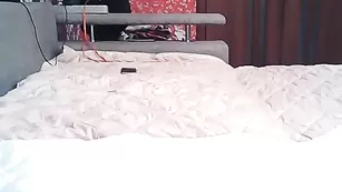 Веселая девица sanvon13 обкатывает хуй мерзавца