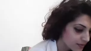 Кудрявая шваль karisatits радует себя фистингом