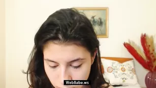 Юная черноволосая чикса charminex кокетливо общается на камеру