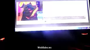 Красивая сучка в онлайн чате Deluxexxx попалась на камеру дрочера