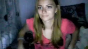 anasteisha19 возбужденная малышка сует пальчик в анал