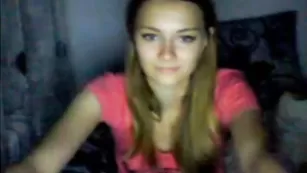 anasteisha19 возбужденная малышка сует пальчик в анал