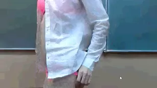 Училка J_A_I_N_A мастурбирует в школе во время перемены