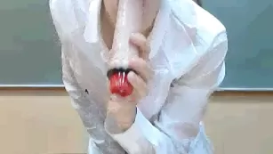 Училка J_A_I_N_A мастурбирует в школе во время перемены