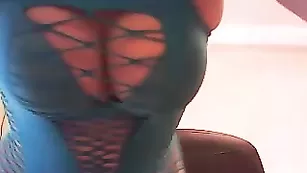 Сладкая штучка Samsowa хвастается огромными сиськами перед вебкой