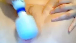 Огненная бикса WiredPussyy владеет классной мастурбацией клитора