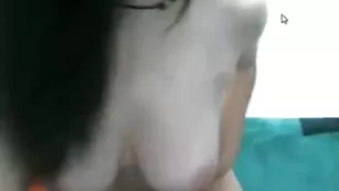 Клевая цыпочка с натуральными титьками LolaXsX развратно себя ласкает