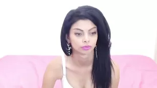 Тощая красотка Brunette медленно обнажает худенькое тело