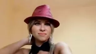 Распутная барменша aryanne строптиво трясет половыми губками