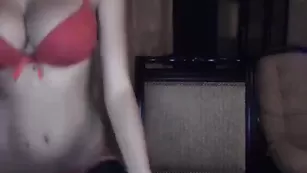 Шальная сучка KillersTits обнажает упругие груди