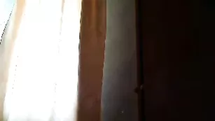 Домашняя стерва Nezabudka7 расширяет свои дырки