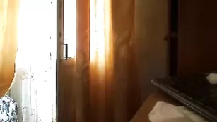 Домашняя стерва Nezabudka7 расширяет свои дырки