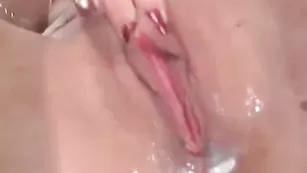 Аппетитная малышка Hochuchechka жестко раздалбывает шоколадное гнездо