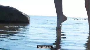 Русская порно шлюшка SexySu4ka ласкает себя на берегу моря