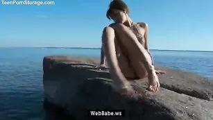 Русская порно шлюшка SexySu4ka ласкает себя на берегу моря