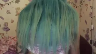 Бесподобная панк-сучка lolicoon сосет очкастому задроту