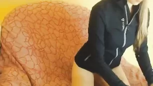 Юная развратница Millamurrr танцует стриптиз