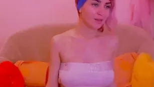 Милая дама Sexyfairy трахает свою киску игрушкой