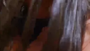 KallyMey сексуально двигает телом