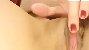 Симпатичная дама Lillie смачно дрочит анал