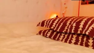 Обворожительная стерва Lili_Jones нежно ласкает киску