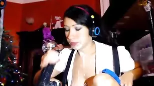 Секси-диджей Foglove69 глотает свой черный микрофон