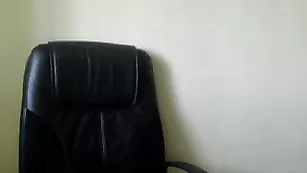 Худенькая блондинка xmashax исполняет зрелищный стриптиз