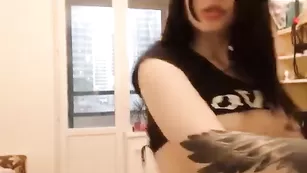 Роскошная цаца Laurra666 демонстрирует свои груди