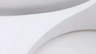 Черноволосая путана LexxxusGs мастурбирует пизду