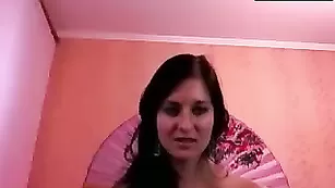 Сексуальная брюнетка MissCleopatra занимается мастурбацией