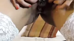 Роскошная цыпочка TiaRussel скачет на страпоне