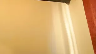 Стройная брюнеточка jessica shine облизывает сосочки и эротично танцует голячком