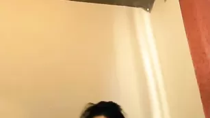 Стройная брюнеточка jessica shine облизывает сосочки и эротично танцует голячком