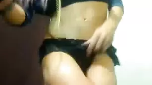 Транс shemale перед вебкой теребит свой хер