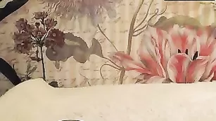 Красивая светловолосая девка Mandydeee показывает обнаженное тело