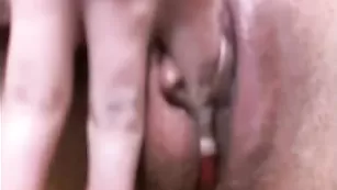 Потрясающая бабенка lovelyella кончает от вагинальной дрочки в собственном исполнении